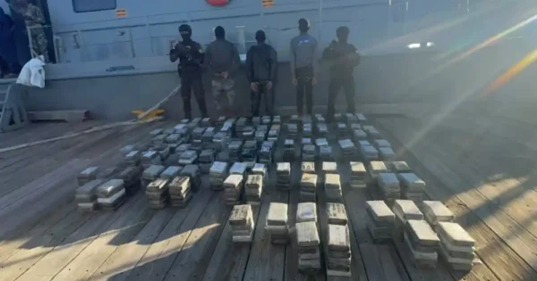 DNCD ocupa 555 paquetes de presunta cocaína ocultos en lancha en Baní