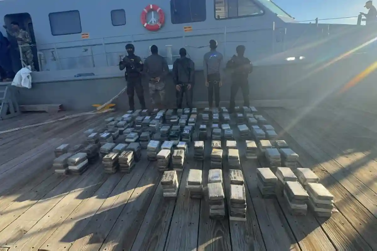 DNCD ocupa 555 paquetes de presunta cocaína ocultos en lancha en Baní DNCD ocupa 555 paquetes de presunta cocaína ocultos en lancha en Baní