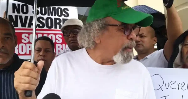 Agricultores protestan frente al Palacio de Justicia de La Vega por desalojo Agricultores protestan frente al Palacio de Justicia de La Vega por desalojo