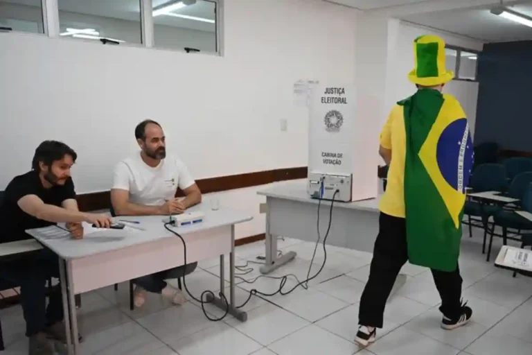 Brasil vota: Lula y Flávio Bolsonaro disputan presidencia