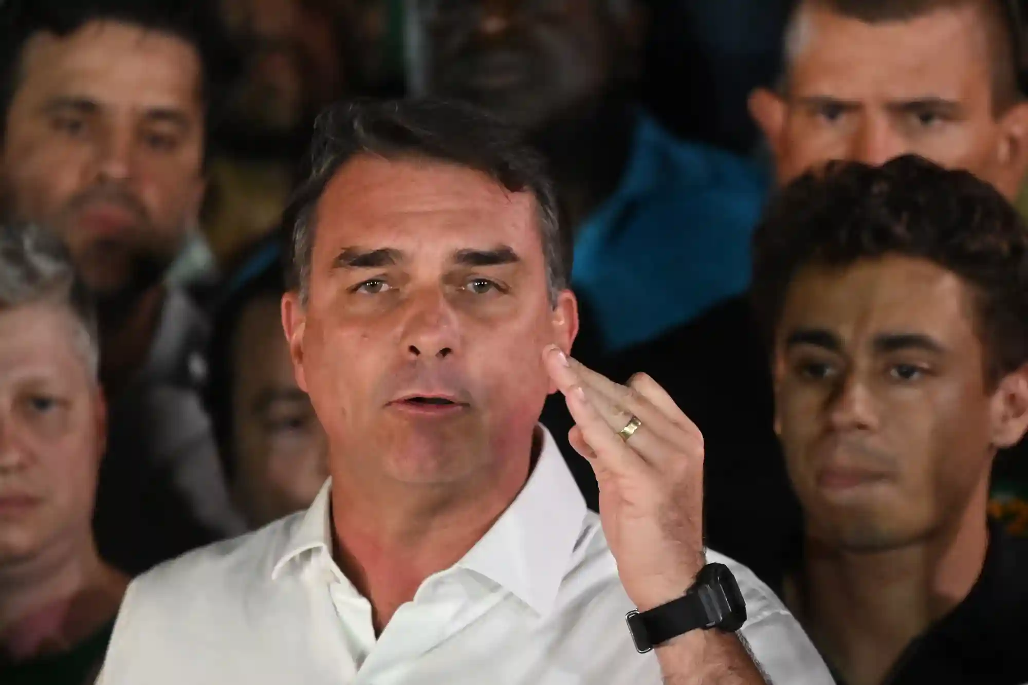 Flávio Bolsonaro anuncia que pedirá anular elecciones Flávio Bolsonaro anuncia que pedirá anular elecciones