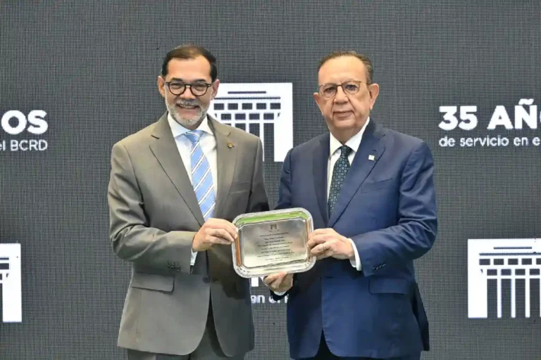 Banco Central reconoce a 279 empleados por su servicio Banco Central reconoce a 279 empleados por su servicio