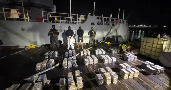 Baní: ocupan 389 paquetes de presunta cocaína en lancha Baní: ocupan 389 paquetes de presunta cocaína en lancha