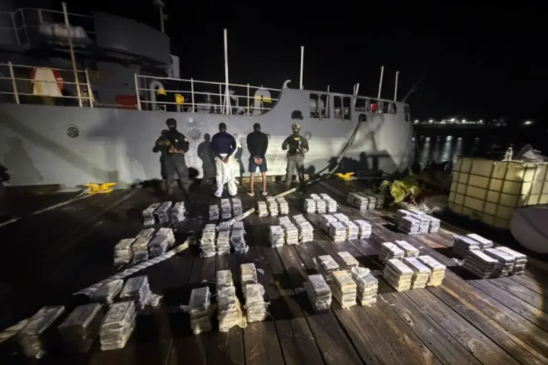 Baní: ocupan 389 paquetes de presunta cocaína en lancha Baní: ocupan 389 paquetes de presunta cocaína en lancha