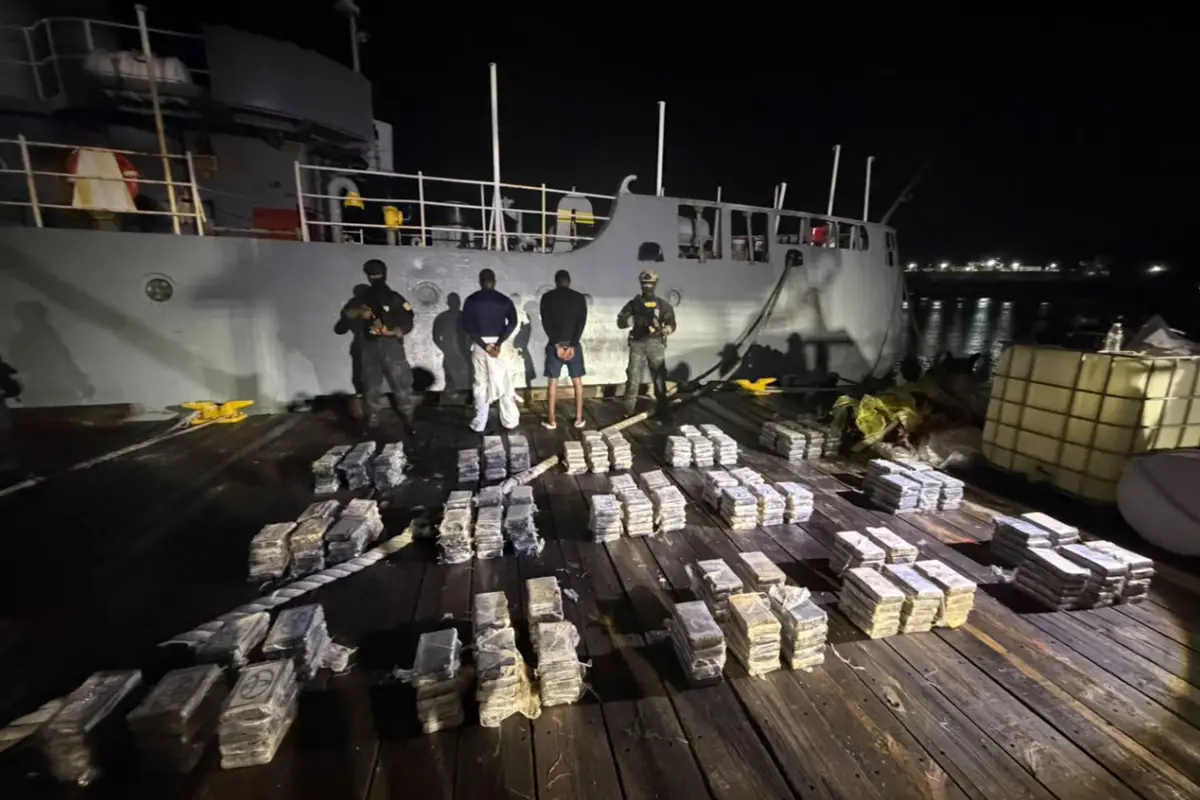 Baní: ocupan 389 paquetes de presunta cocaína en lancha