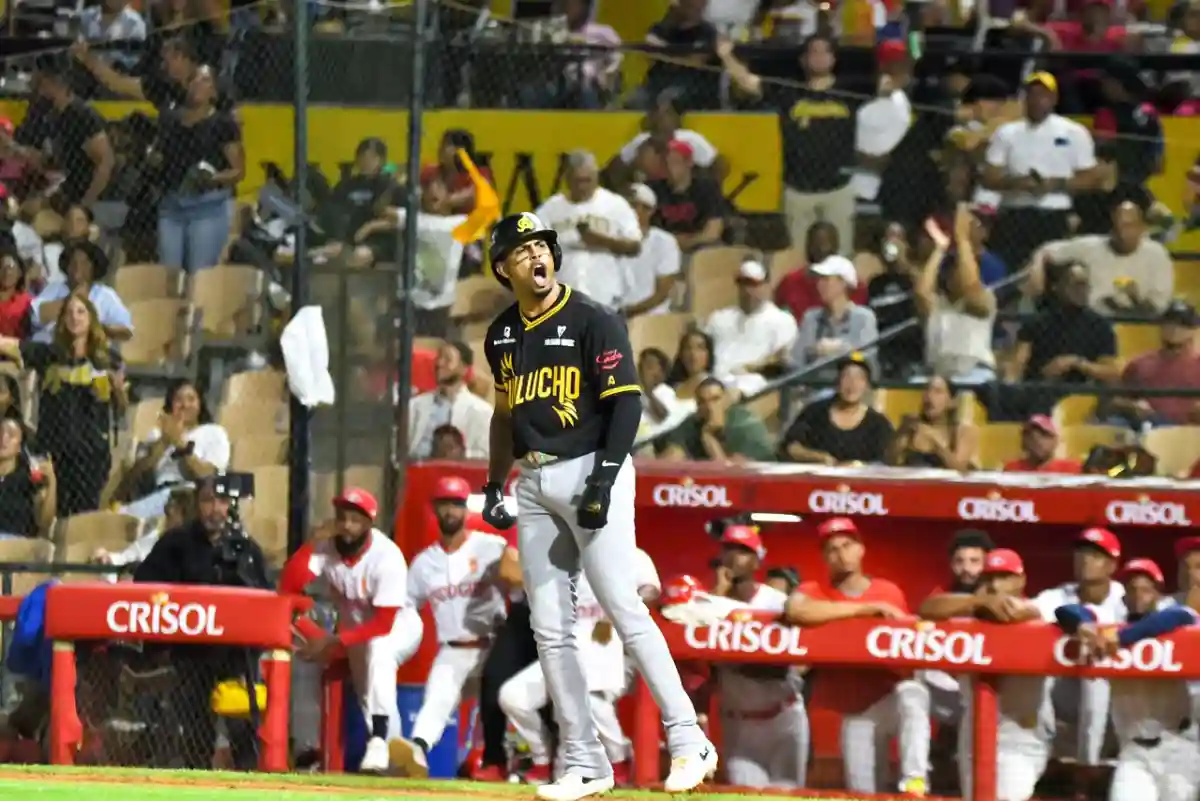 Águilas caen 9-5 ante Leones pese a jonrón de Morel
