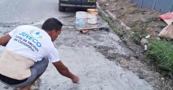 Comunitarios de Costambar tapan hoyos en carretera
