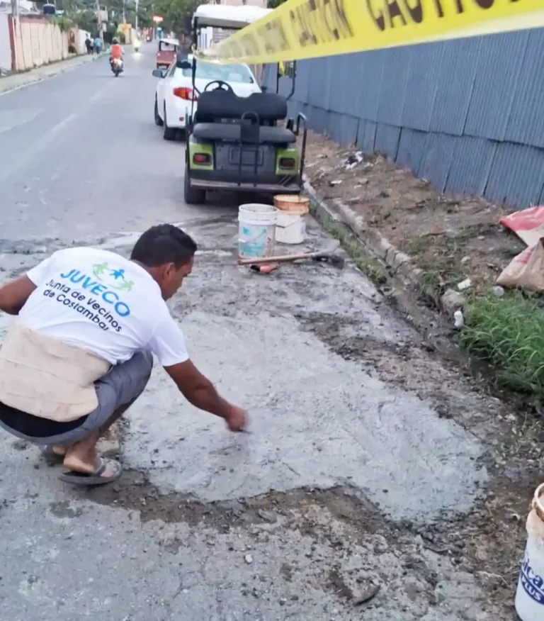 Comunitarios de Costambar tapan hoyos en carretera