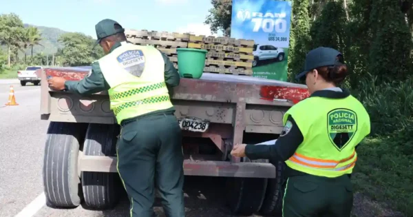 DIGESETT coloca cintas reflectivas a 100 vehículos DIGESETT coloca cintas reflectivas a 100 vehículos
