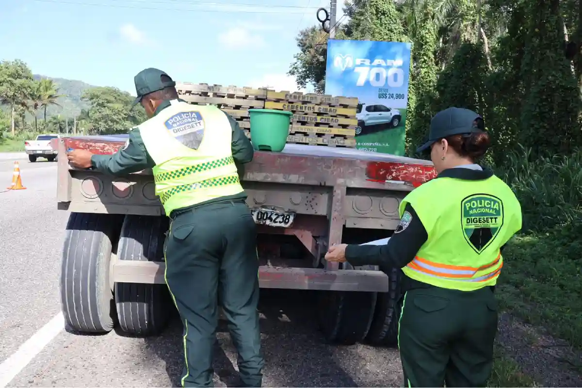 DIGESETT coloca cintas reflectivas a 100 vehículos