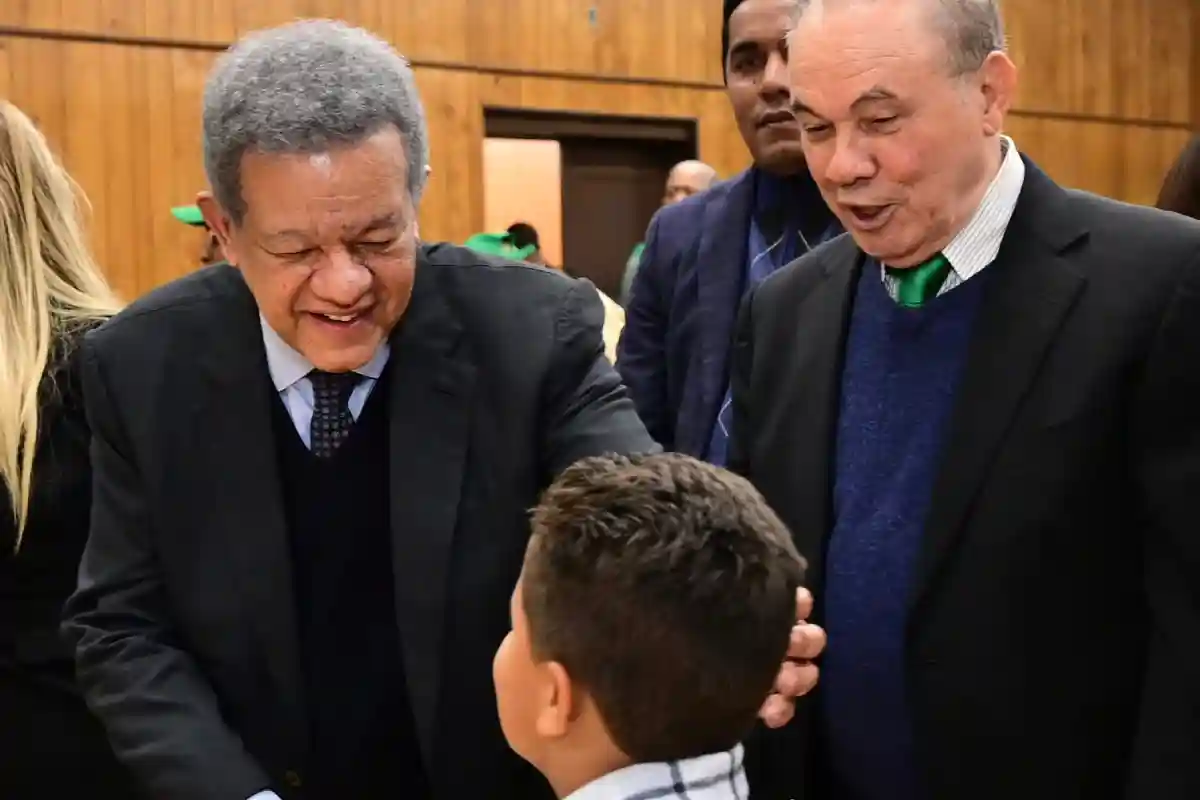 Leonel propone registro gratis para hijos en el exterior