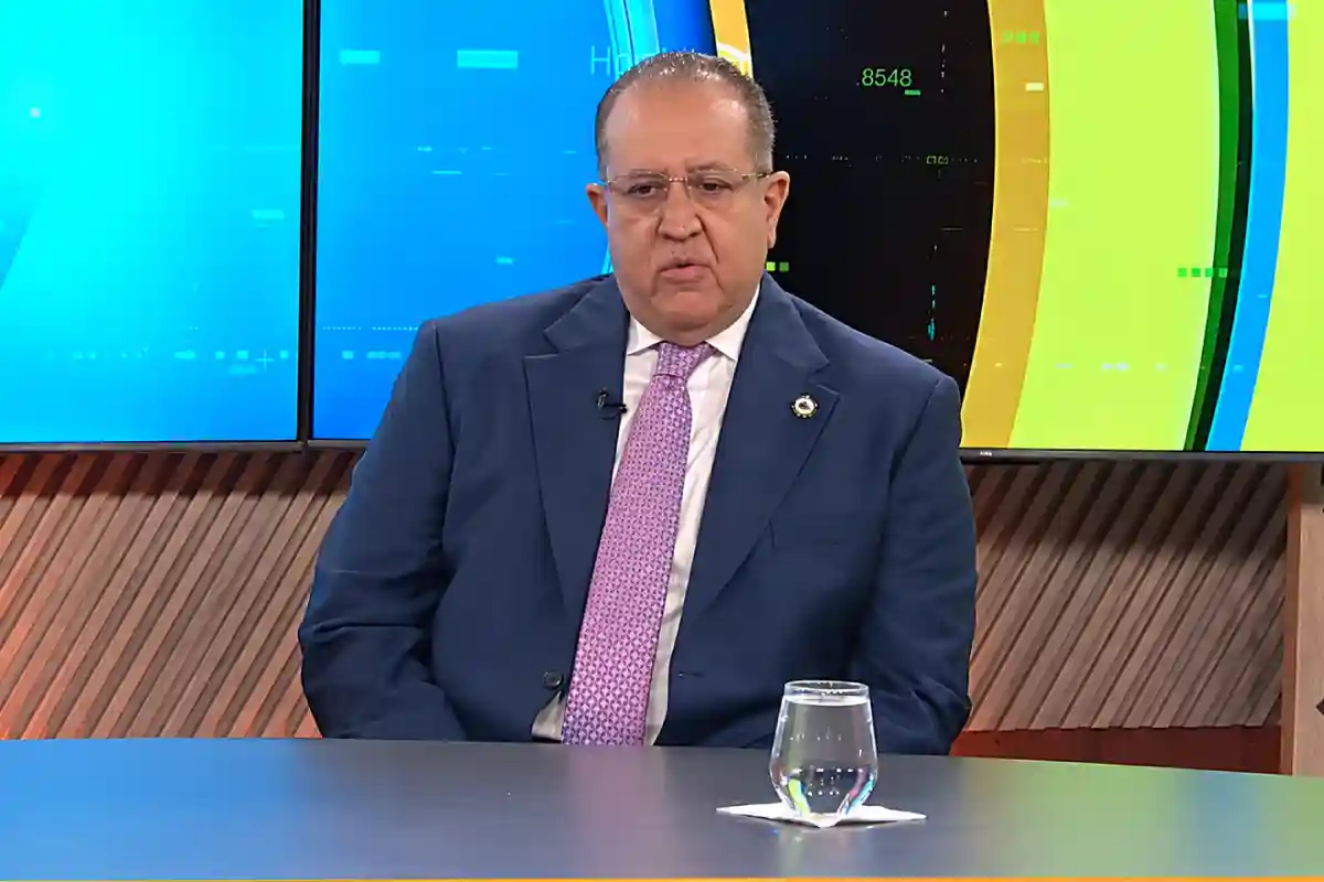 Magín Díaz prevé déficit de entre 3.5 % y 3.6 % y otro ajuste al presupuesto Magín Díaz prevé déficit de entre 3.5 % y 3.6 %