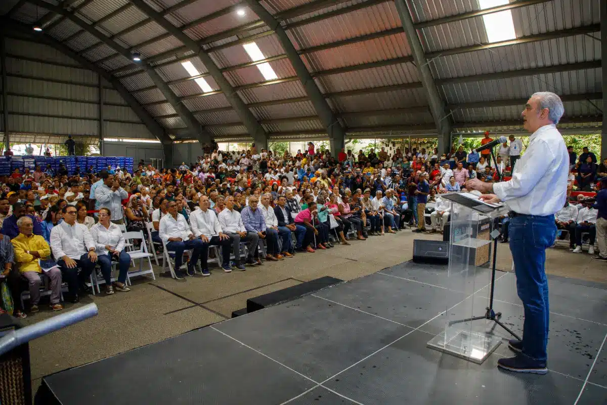 Abinader encabeza entrega de estufas en Santiago y anuncia ayudas para más de 9,400 hogares Abinader encabeza entrega de estufas en Santiago y anuncia ayudas para más de 9,400 hogares