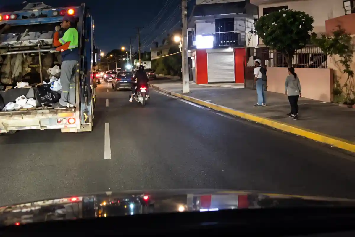 Dos jóvenes mueren arrollados por camión en Santiago Dos jóvenes mueren arrollados por camión en Santiago