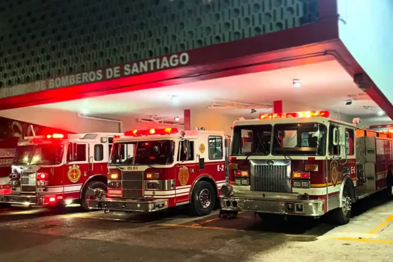 Incendio deja familias sin pertenencias en Santiago bomberos de santiago