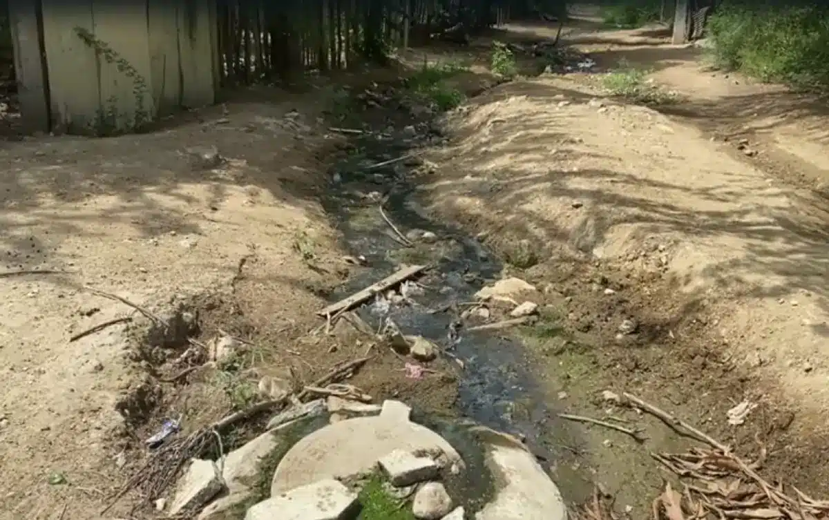 Residentes denuncian malos olores y aguas residuales en el centro de Montecristi