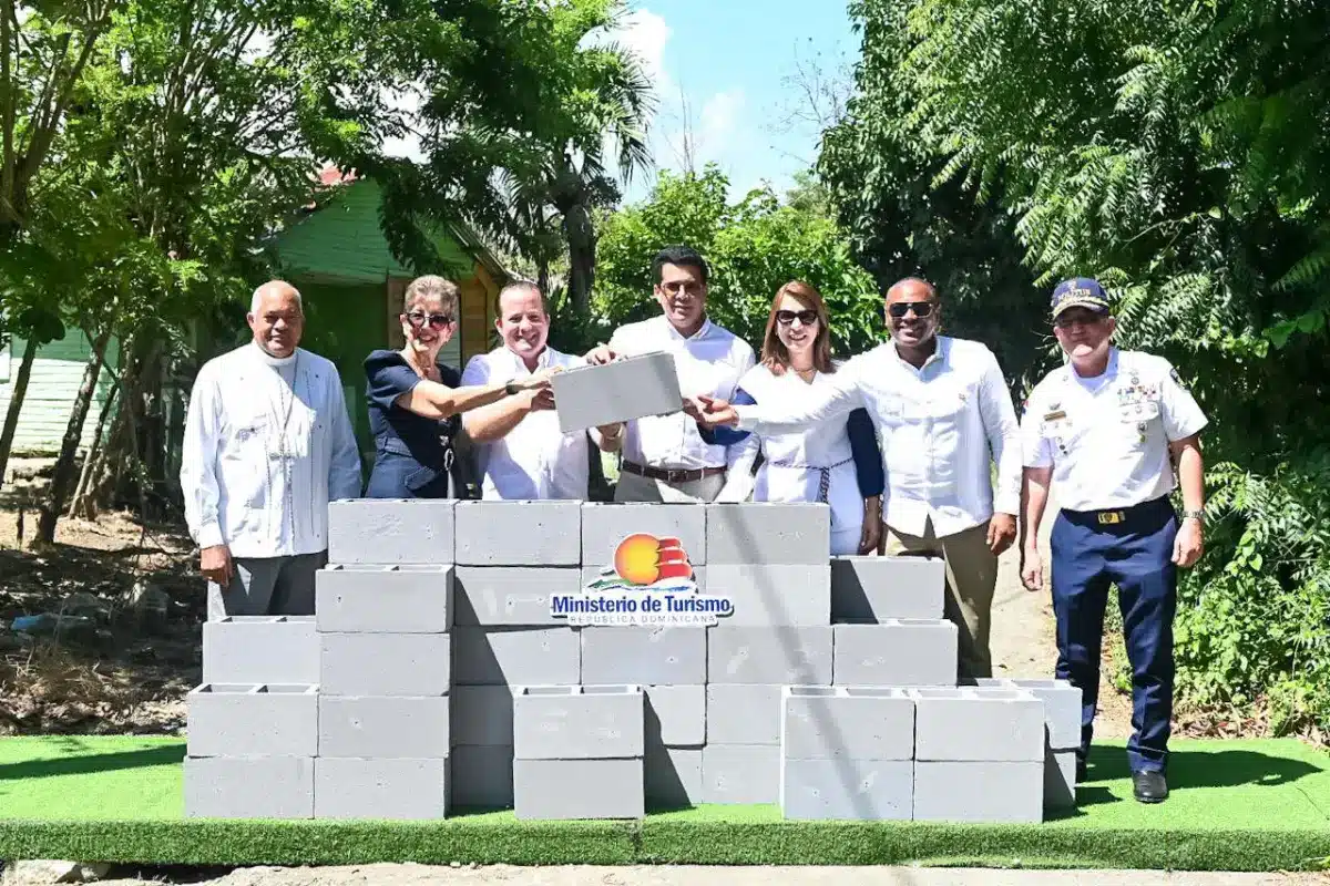 Collado inicia obras en 14 calles de Maimón por RD$168 MM Collado inicia obras en 14 calles de Maimón por RD$168 MM