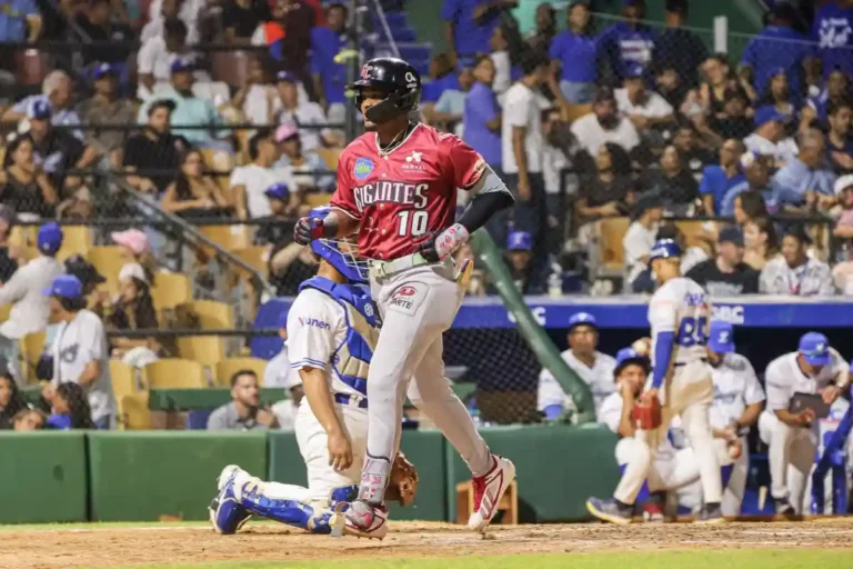 Jefferson Rojas conecta dos jonrones y Gigantes vencen 7-1 al Licey