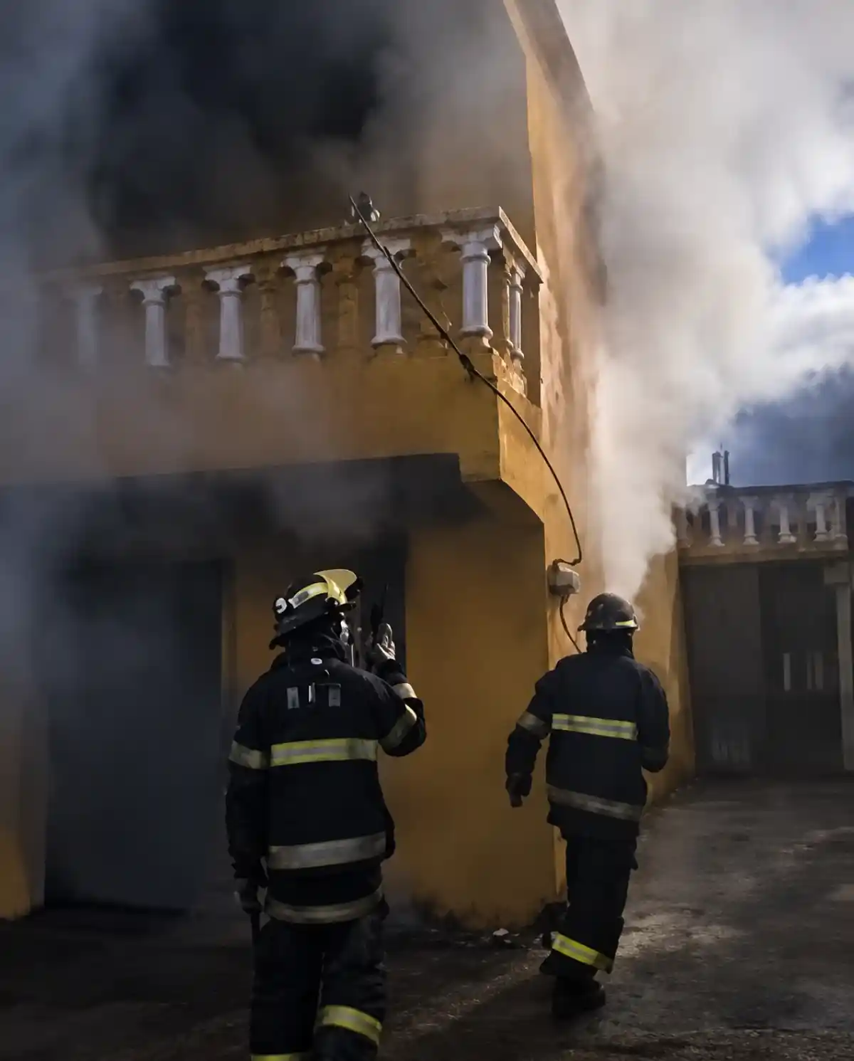 Incendio destruye fábrica de cosméticos y artículos quirúrgicos en Cienfuegos Incendio destruye fábrica de cosméticos y artículos quirúrgicos en Cienfuegos