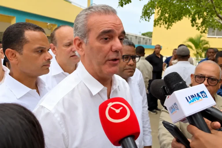Abinader anuncia desde Santiago dos batallones más y artillería para la frontera sur