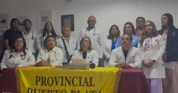 CMD defiende a María de Lourdes Flores y denuncia carencias en hospital de Imbert