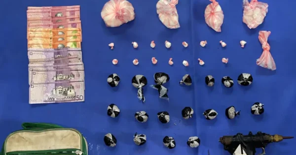 DNCD detiene a tres por presunto microtráfico en La Vega DNCD detiene a tres por presunto microtráfico en La Vega