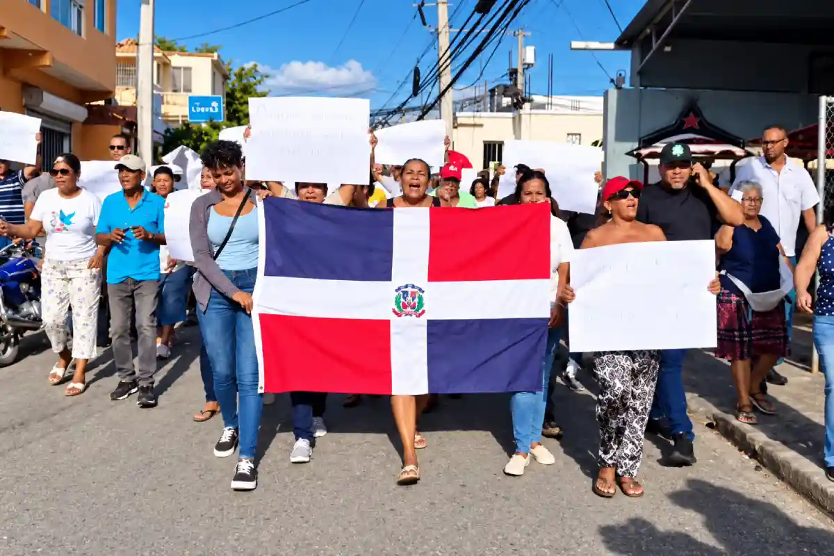 Comunitarios de Hato Mayor marchan contra Edenorte por altas facturas eléctricas