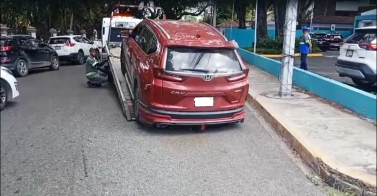 DIGESETT retira vehículos mal estacionados en Santiago DIGESETT retira vehículos mal estacionados en Santiago